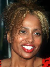 How tall is Lisa Nicole Carson?